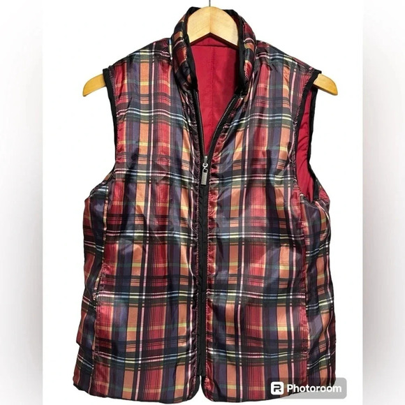 Izod Women’s Reversible quilted vest. Burgundy & Burgundy, black,tan plaid - Picture 6 of 8